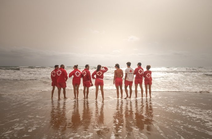Archivo - Cruz Roja inicia la temporada de verano con presencia en 210 playas y más de 100 puntos de asistencia