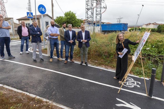 El consejero de Fomento, Ordenación del Territorio y Medio Ambiente, Roberto Media, inaugura un carril bici en Reinosa