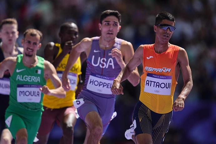 El atleta español Mohammed Attaoui durante su carrera de 800 metros en Paris 2024.