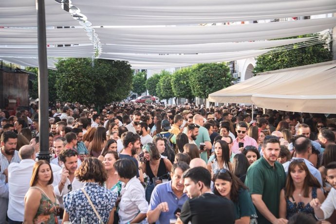 Archivo - Afluencia de público en el centro de Mérida durante la Feria de 2023.E