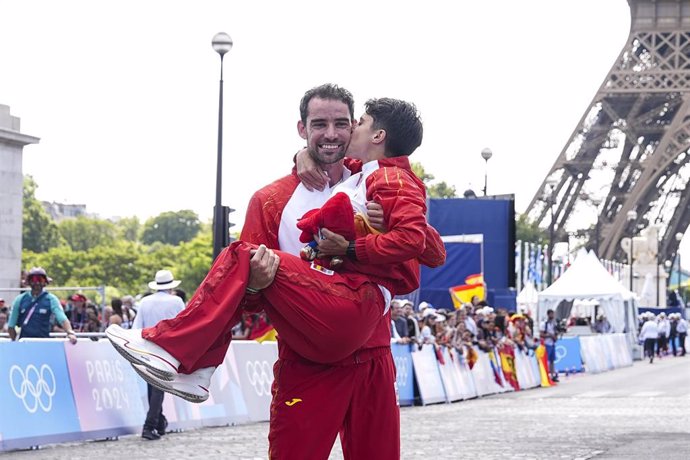 El marchador Álvaro Martín sostiene en brazos a María Pérez tras ganar el oro en la maratón por relevos de la marcha en los Juegos Olímpicos de Paris 2024.