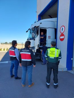 Un agente de la Guardia Civil y técnicos de la Dirección General de Energía y Actividad Industrial y Minera en una estación ITV de la Región