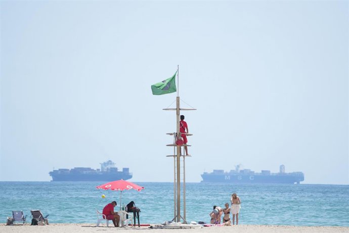 Vista de la bandera de verde en las playas de El Saler, a 19 de julio de 2024, en Valencia, Comunidad Valenciana (España)