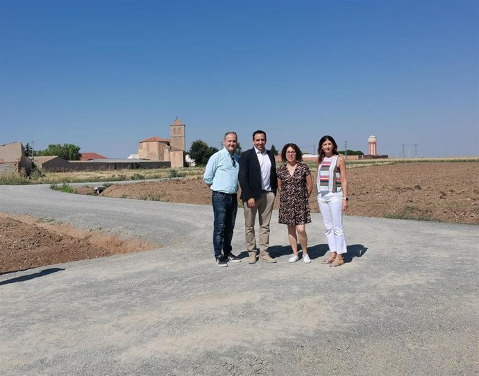 El director general de Desarrollo Rural, Jorge Izquierdo (centro), con el técnico de las obras, la alcaldesa de Labajos, Margarita Meroño (centro), y la delegada territorial de Segovia, Raquel Alonso.