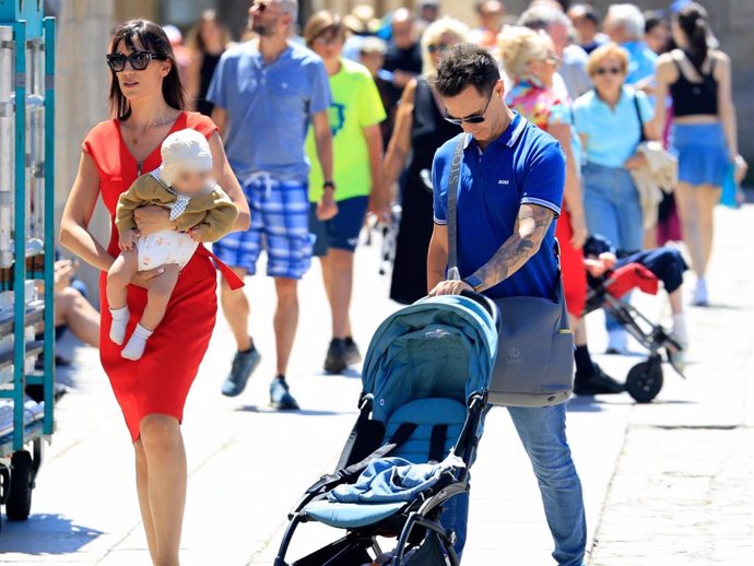 Christian Gálvez y Patricia Pardo pasean con su hijo Luca por las calles de Santiago