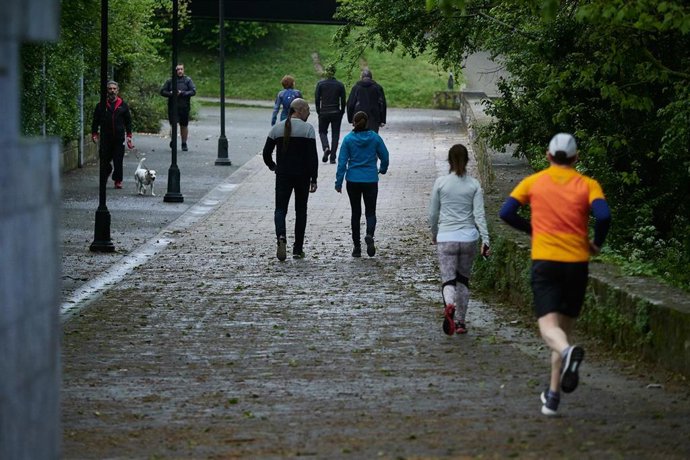 Archivo - Varias personas hacen deporte por la vuelta de Aranzadi.