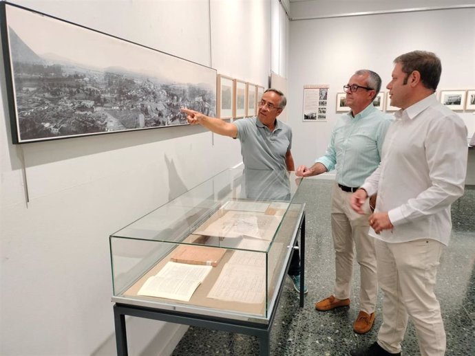 Los miembros de la Corporación municipal durante la inauguración de la exposición".