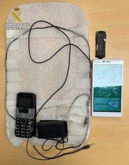 Dispositivos electrónicos utilizados para hacer trampas en el examen del carnet de conducir.