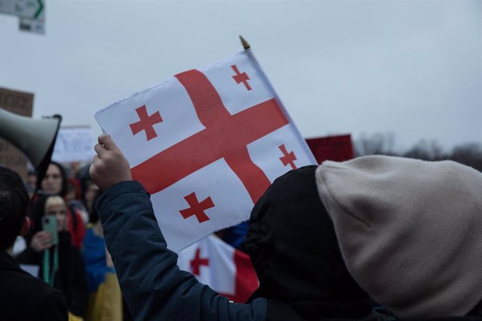 Archivo - Imagen de archivo de una bandera de Georgia durante una manifestación en Tiflis