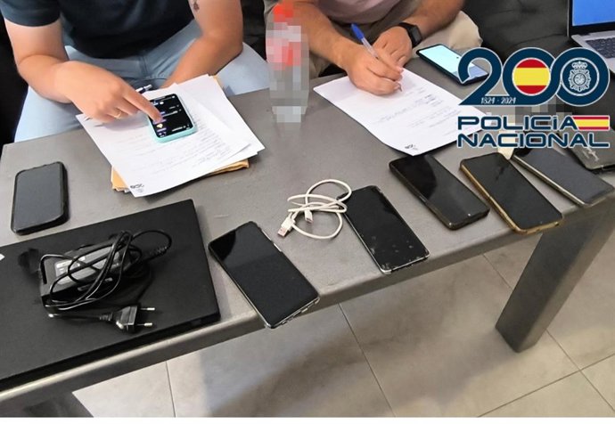 Material incautado en el domicilio del joven detenido por vender por Internet imágenes de menores desnudas que obtenía de ellas al ganarse su confianza y prometerles seguidores en sus cuentas de redes sociales