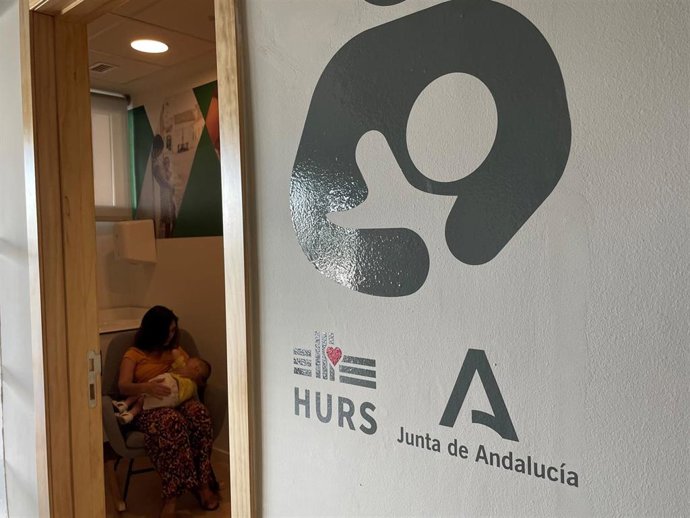 El Hospital Universitario Reina Sofía de Córdoba crea una sala de lactancia ubicada en el vestíbulo del Materno Infantil --junto al área de Admisión-- para favorecer y facilitar que las madres puedan amamantar a sus bebés en un entorno cómodo.