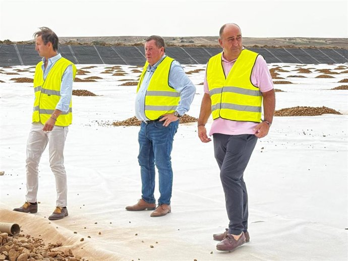 El presidente de la Diputación, Miguel Ángel de Vicente (dcha), y el presidente del Consorcio, Mario Pastor (centro), con un técnico de las obras, durante su visita al nuevo depósito de rechazos.