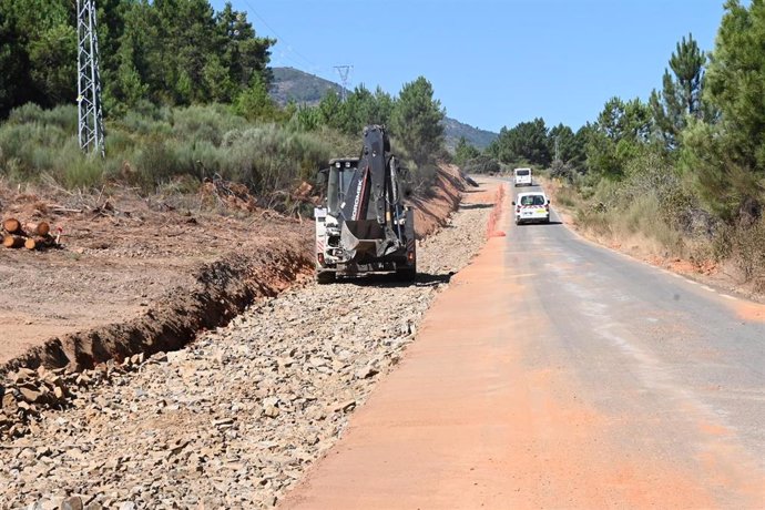 Obras en la carretera de Casar de Palomero a La Pesga por Rivera Oveja.