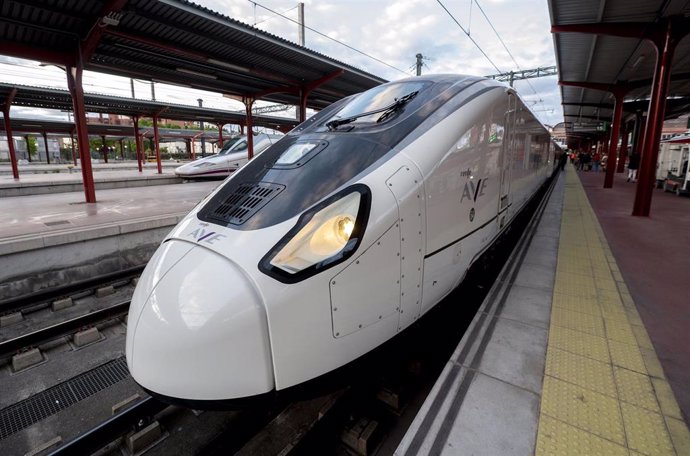 Archivo - El tren de alta velocidad de la serie 106 en el andén de la estación de Chamartín Clara Campoamor.