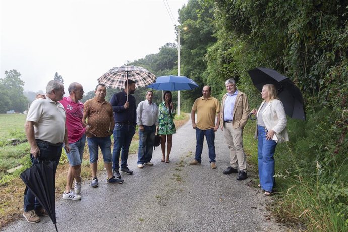 El consejero de Economía, Hacienda y Fondos Europeos, Luis Ángel Agüeros, inaugura el nuevo alumbrado de Villafufre financiado con fondos europeos.
