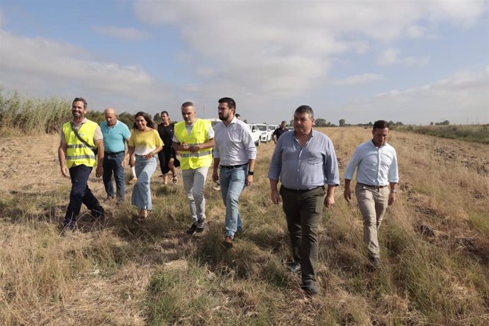 El delegado territorial de Agricultura en la provincia de Cádiz, Francisco Moreno, en una visita a los trabajos de limpieza del del cauce del arroyo Salado de Rota