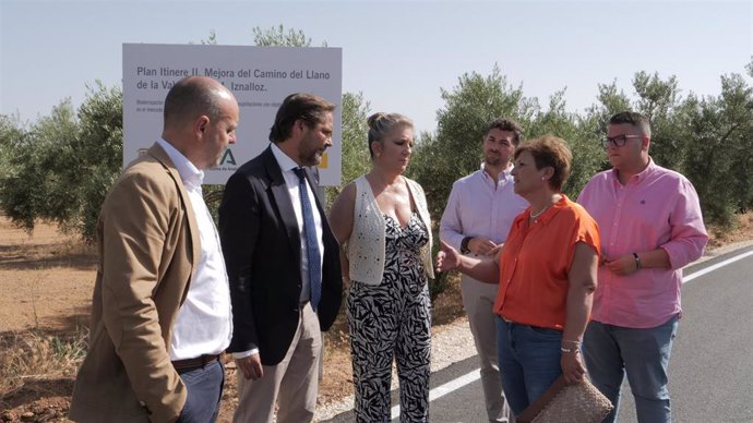 Visita de la Junta al Llano de la Valentina, con el delegado del Gobierno andaluz en Granada, Antonio Granados, segundo por la izquierda en la imagen