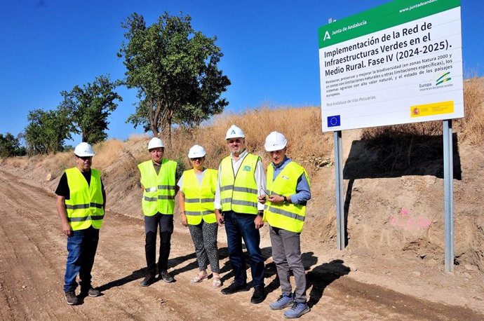 Visita a las obras de la vía Colada con el delegado de Sostenibilidad de la Junta en Granada, Manuel Francisco García, segundo por la derecha en la imagen