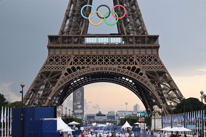 La Torre Eiffel con los aros olímpicos