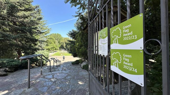 Acceso al parque de Quevedo en el que se pueden observar los distintivos de 'Green Flag Award'.
