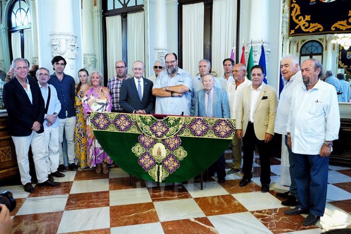 El alcalde de Málaga, Francisco de la Torre; la concejala delegada de Fiestas, Teresa Porras; el bordador Salvador Oliver, y el presidente del jurado, Juan Pedro de Luna, presenta el diseño del trofeo taurino 'Capote de Paseo'