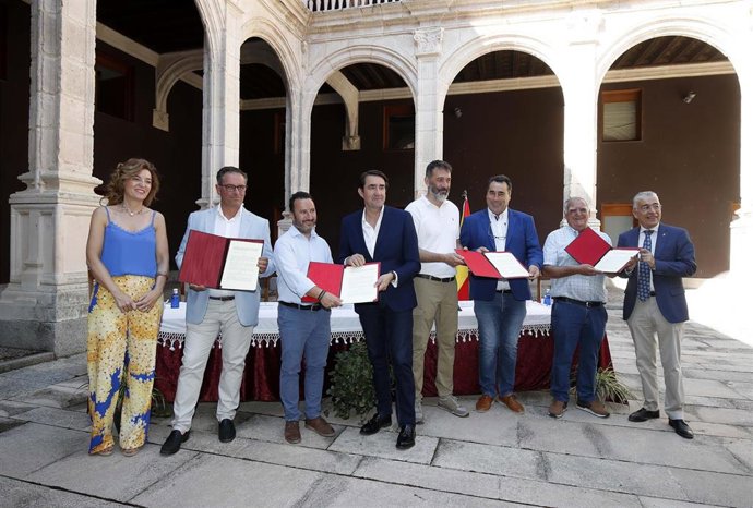 Suárez-Quiñones, durante la firma de ampliación del programa Rehabitare.