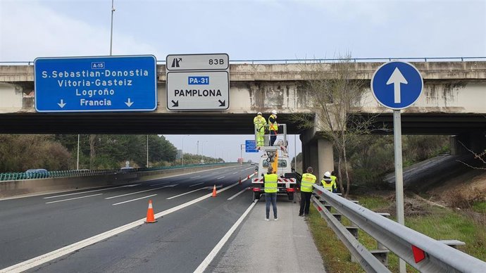 Personal técnico revisando un puente en la red de carreteras de Navarra.