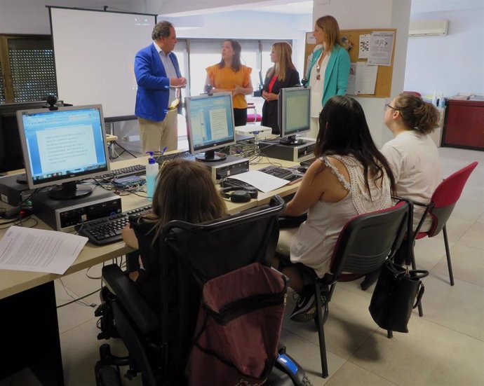 Visita del delegado de Empleo de la Junta en Huelva, Juan Carlos Duarte, a Cocemfe Huelva, una de las entidades beneficiarias de esta convocatoria.