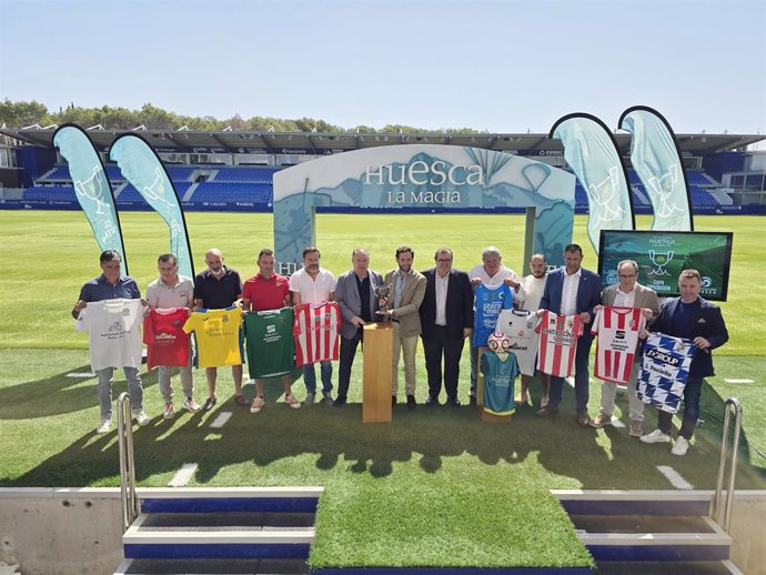 El presidente de la Diputación de Huesca, Isaac Claver, presenta la Copa Diputación en el estadio de El Alcoraz.