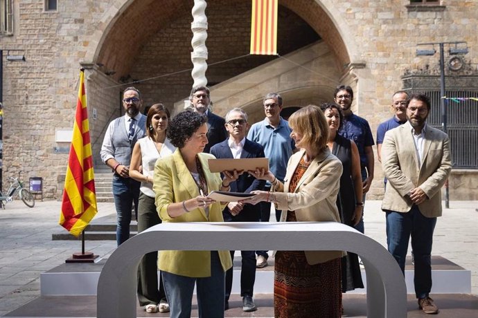 La secretaria general de ERC, Marta Rovira, y la viceprimera secretaria del PSC, Lluïsa Moret, firman el acuerdo de investidura de Salvador Illa