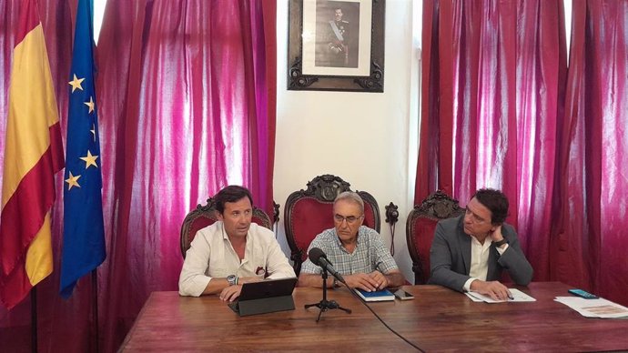 El subdelegado del Gobierno andaluz en el Campo de Gibraltar, Javier Ros, el delegado territorial de Empleo en Cádiz, Daniel Sánchez, y el alcalde de Tarifa, José Santos, en la presentación del programa Andalucía Orienta en la provincia.