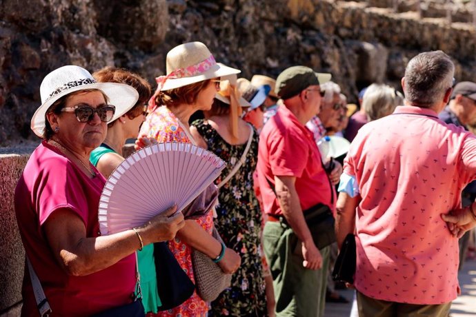 Un grupo de turistas visita un monumento en Mérida.