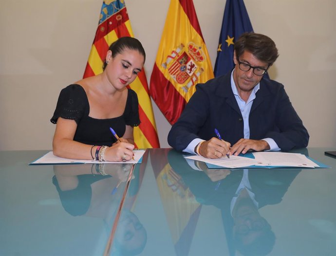 El diputado de Cultura y Educación de la Diputación de Alicante, Juan de Dios Navarro, y la concejala de Cultura del Ayuntamiento de Alicante, Nayma Beldjilali.