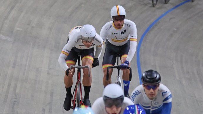 Archivo - Albert Torres y Sebastián Mora con la selección española de ciclismo en pista.