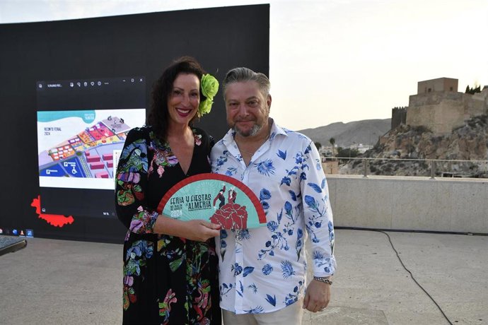 La alcaldesa de Almería, María del Mar Vázquez, y el concejal de Cultura, Diego Cruz, con el abanico solidario de la Feria de Almería 2024.