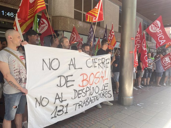 Concentración sindical ante el SAMA con motivo de la negociación del ERE de la factoría de Bosal en Pedrola.