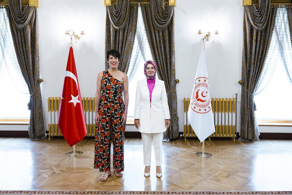 La ministra de Inclusión, Elma Saiz y la ministra de Familias turca, Mahinur zdemir Gktas.