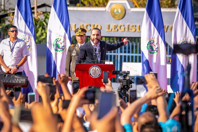 Archivo - El presidente de El Salvador, Nayib Bukele, frente a la Asamblea Legislativa