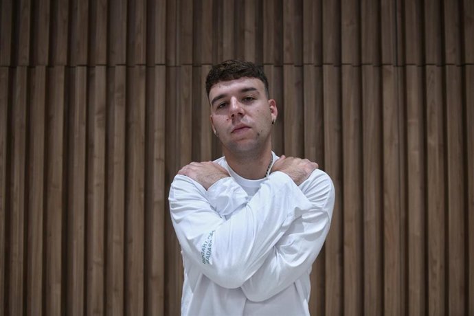 Archivo - El cantante Pedro Luis Domínguez Quevedo, conocido artísticamente como 'Quevedo', durante una entrevista para Europa Press en las oficinas 'The Music Station', a 18 de noviembre de 2022, en Madrid (España)