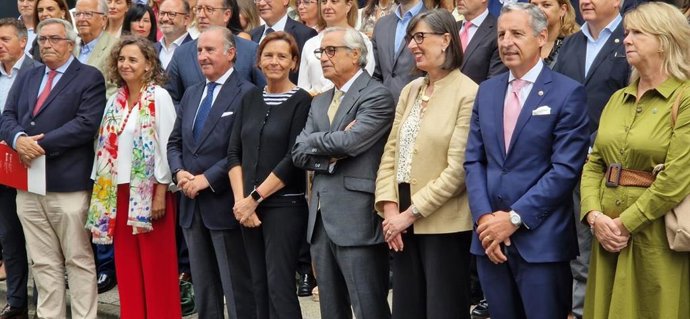 La consejera de Transición Ecológica, Industria y Desarrollo Económico del Principado de Asturias, Nieves Roqueñí --tercera por la derecha-- antes de asistir al XIX Premio Ateneo Jovellanos al Desarrollo Económico e Industrial de Asturias, en la Fidma.
