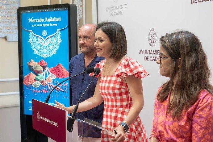 La teniente de alcalde delegada de Turismo, Fiestas y Comercio del Ayuntamiento de Cádiz, Beatriz Gandullo, y el vicepresidente primero de la Diputación de Cádiz, Juancho Ortiz, presentan el Mercado Andalusí.