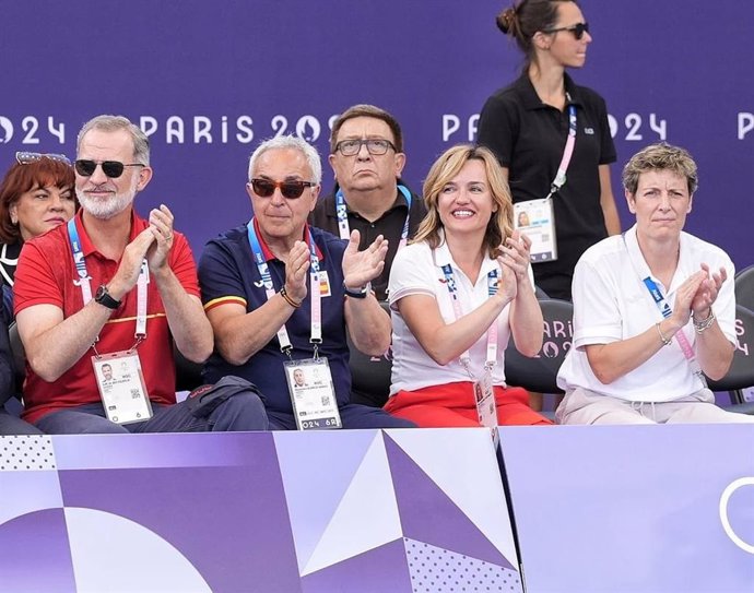 La presidenta de la FEB, Elisa Aguilar, junto al rey Felipe VI, el presidente del COE, Alejandro Blanco, y la ministra de Deportes, Pilar Alegría, en las semifinales del torneo 3x3 femenino en los Juegos Olímpicos de Paris 2024.