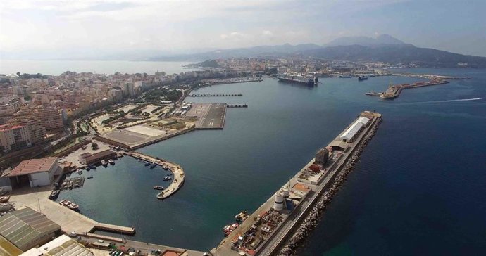 Archivo - Imagen aérea del puerto de Ceuta