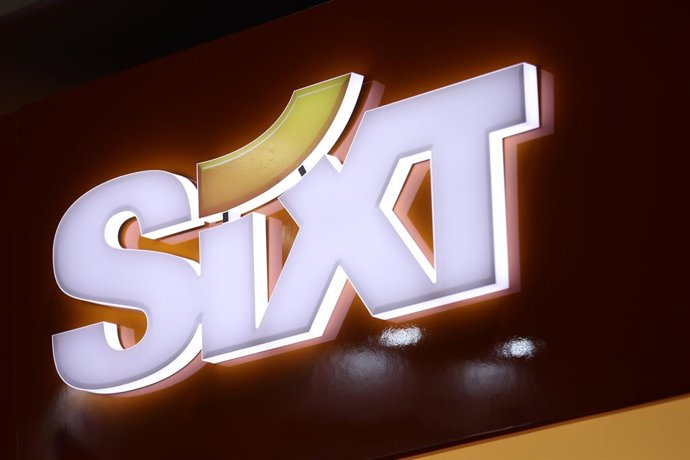 Archivo - Estand de Sixt en la tercera jornada de la 42ª edición de la Feria Internacional del Turismo, Fitur 2022, en Ifema Madrid, a 21 de enero de 2022, en Madrid (España). 