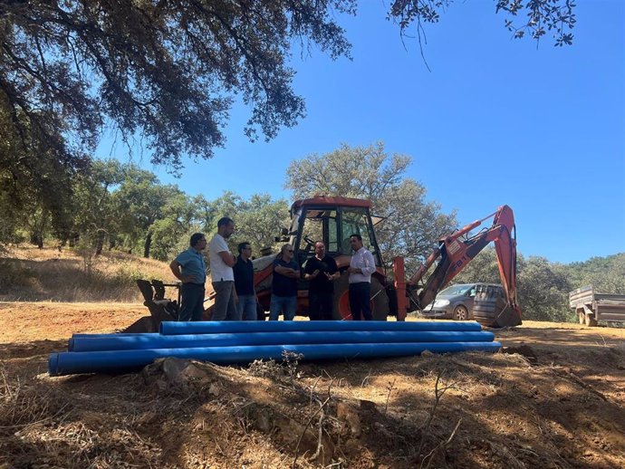 Imagen de la visita del diputado sevillano Gonzalo Domínguez al municipio de Las Navas de la Concepción (Sevilla) para revisar las obras de emergencia realizadas para garantizar los suministros debido a la sequía.