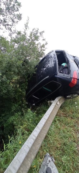 Bomberos rescatan a ocupantes de un turismo que chocó con una furgoneta en Ruiloba. El accidente se salda con dos heridos leves