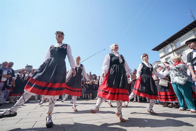 Agurra de Blusas y Neskas en una jornada soleada durante la ofrenda floral a la Virgen Blanca en las fiestas de ‘La Blanca' en Vitoria