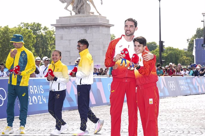 Gold medalists Maria Perez and Alvaro Martin of Spain pose during Marathon Race Walk Relay Mixed of the Athletics on Trocadero during the Paris 2024 Olympics Games on August 7, 2024 in Paris, France.