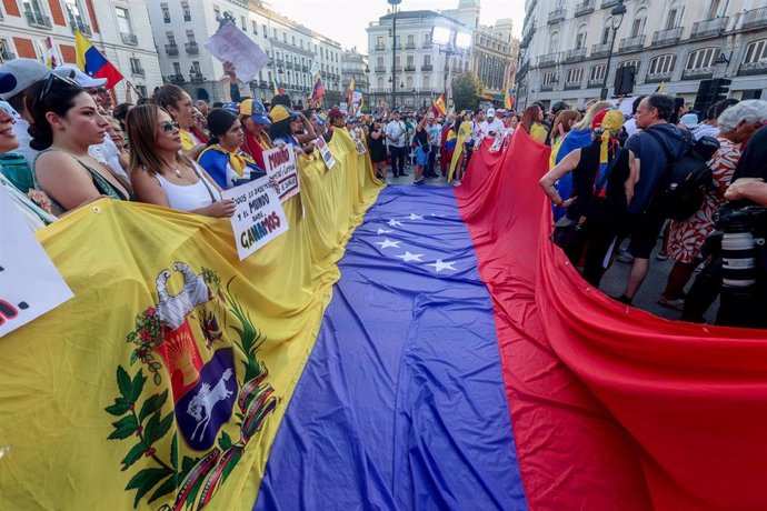 Varias personas durante una concentración contra Nicolás Maduro, en la Puerta del Sol de Madrid el 3 de agosto