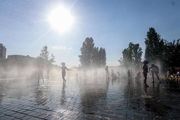 Varios niños se refrescan en una fuente durante la tercera ola de calor en Madrid, en el parque Madrid Río, a 3 de agosto de 2024, en Madrid (España). La Comunidad de Madrid mantiene activado el nivel dos de Alto Riesgo por altas temperaturas ante la prev